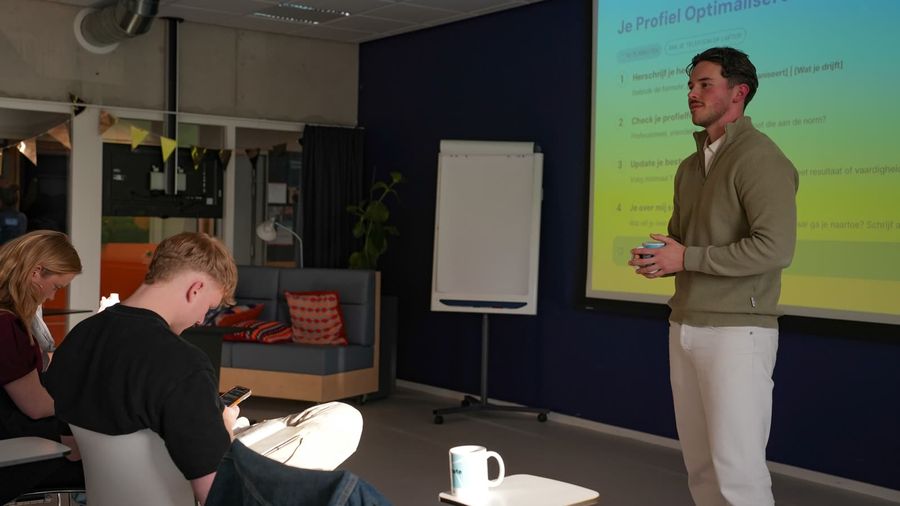 Nick geeft training aan een groep in een zaal.